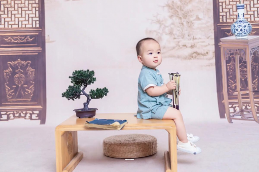 泸州宝宝边吃奶边挣扎烦躁